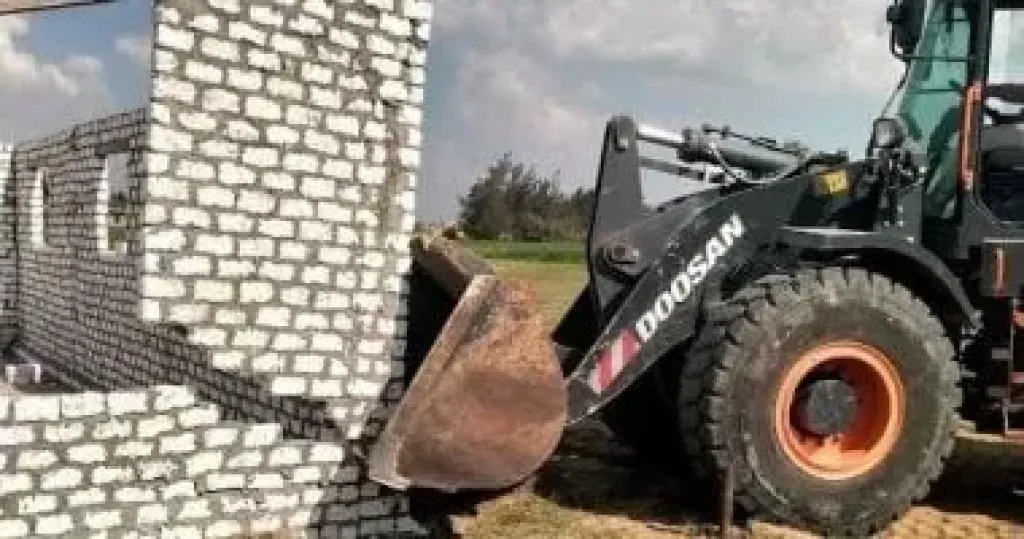 محافظ الإسماعيلية يتابع أعمال إزالة فورية لمزرعة دواجن على أرض زراعية بأبو صوير