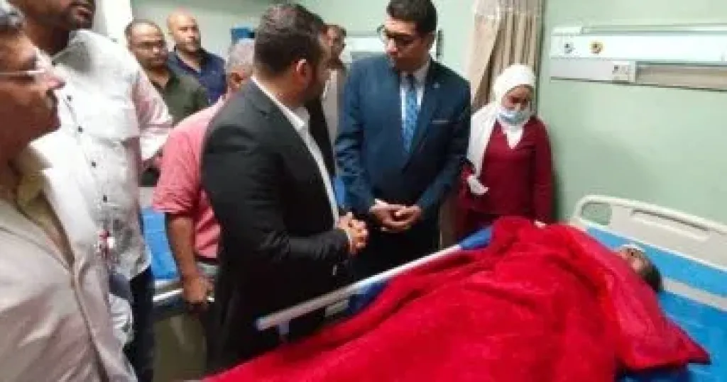 نائب محافظ الأقصر يزور المصابين في حادث تصادم ميكروباص وتريلا