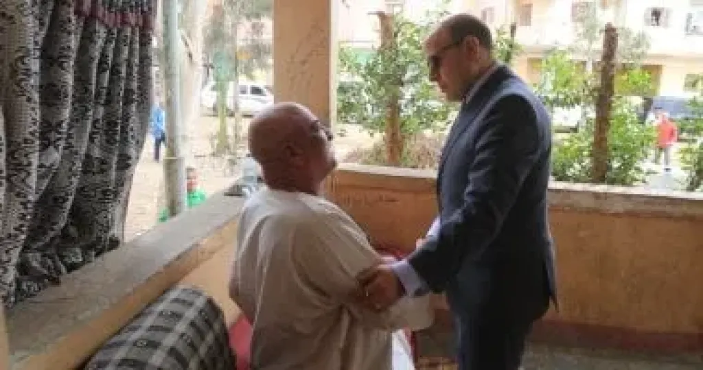محافظ كفر الشيخ يستجيب لمواطن ويزور والده المريض فى منزله