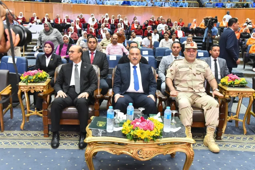 محافظ أسيوط ومدير إدارة التجنيد والتعبئة يشهدان احتفالية تسليم شهادات الإعفاء