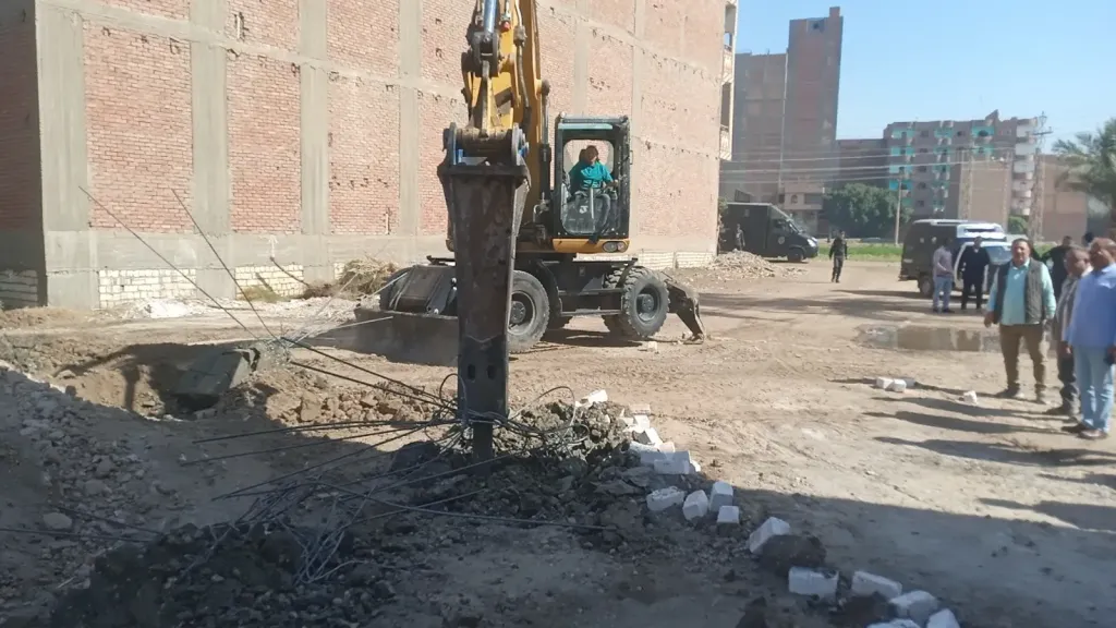 محافظ أسيوط: استرداد 264 فدانًا و1722 متر مربع خلال تنفيذ 61 قرار إزالة