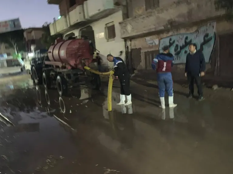 محافظ الشرقية يتابع بالمراكزأعمال شفط مياه الأمطار من الشوارع