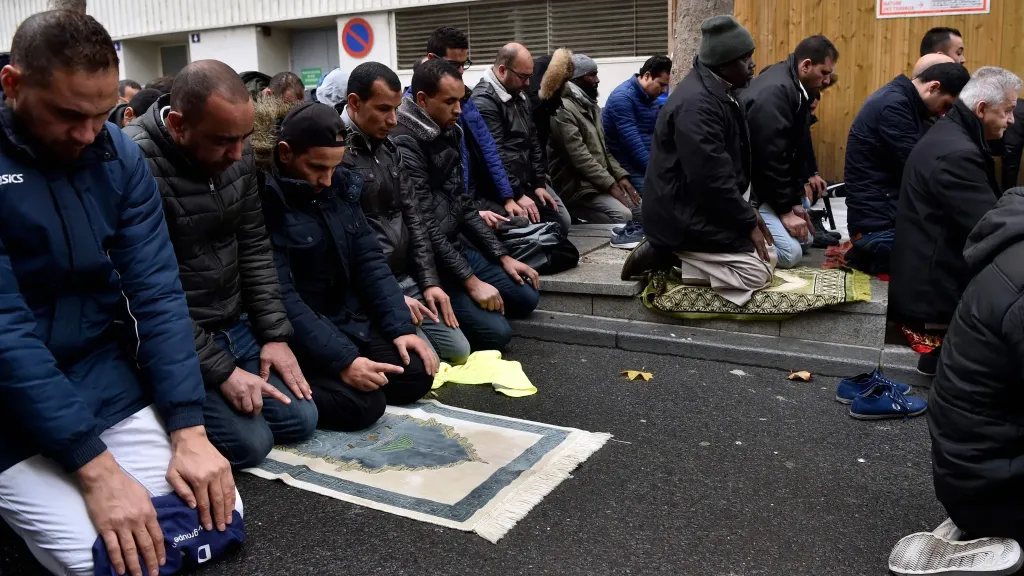 أمريكي يعتدي على شباب مسلمين أثناء الصلاة في ولاية تكساس