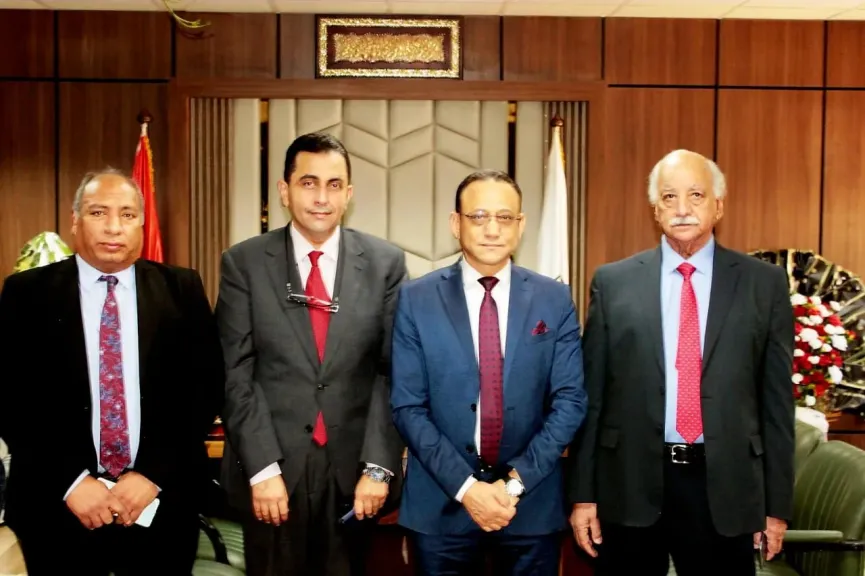 نائب رئيس جامعة أسيوط لشئون الدراسات العليا والبحوث يبحث مع مدير مشروع