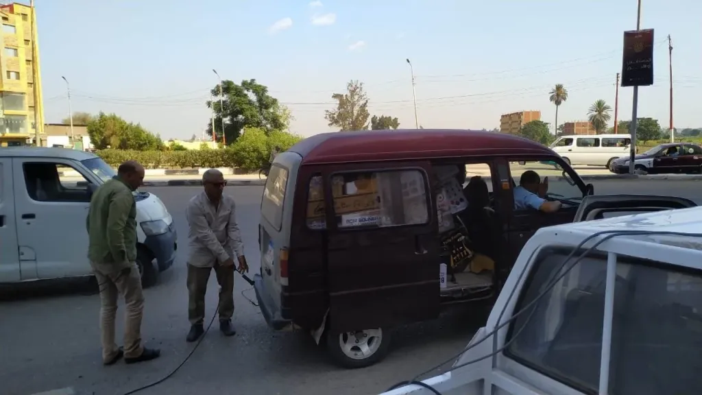 فحص ٩٠٨ سيارة للتأكد من مطابقتها للإشتراطات البيئية بالشرقية