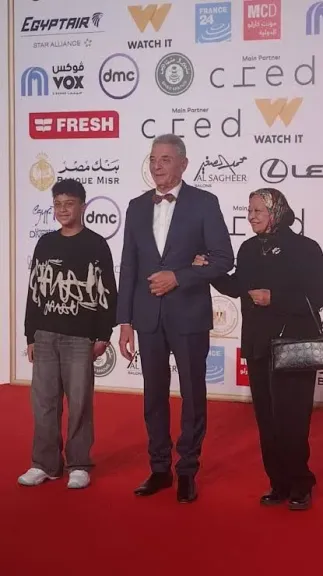 محمود حميدة وزوجته وهنا شيحة على ريد كاربت فيلم شكوى713317 بمهرجان القاهرة