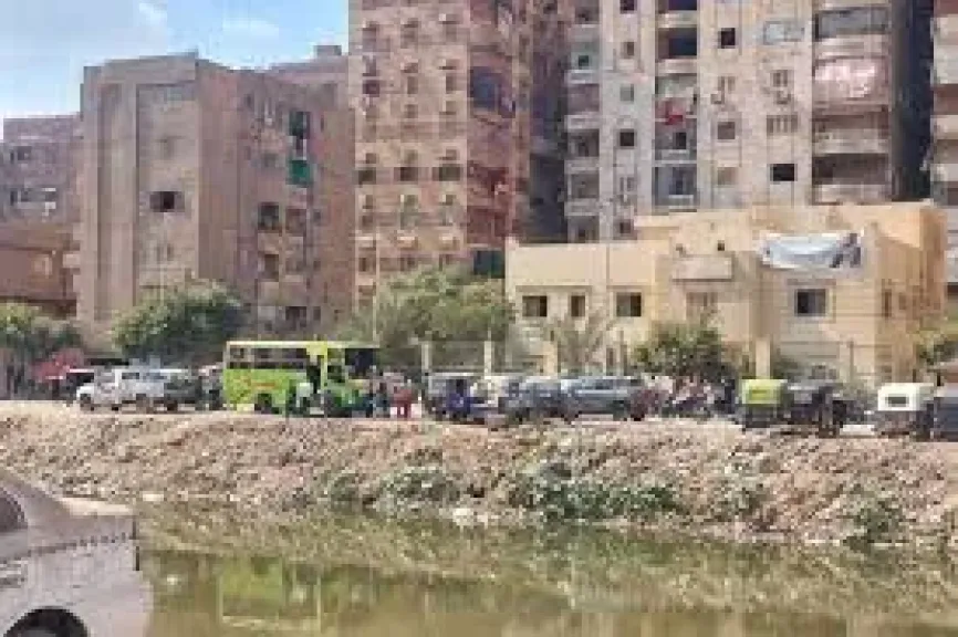 أتوبيس ميني باص يحطم كشكا في بهتيم بشبرا الخيمة والسائق يفر هاربا