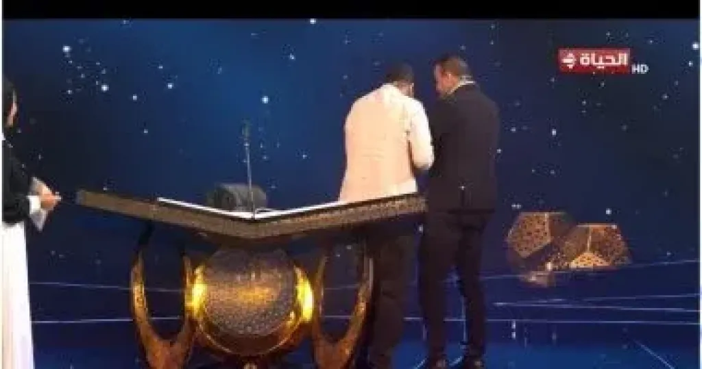 مصطفى حسني يترك مقعده لإيصال متسابق كفيف خارج ستوديو دولة التلاوة