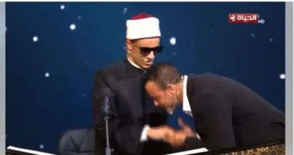 مصطفى حسني يترك مقعده ويقبّل يد المتسابق محمد أحمد حسن بدولة التلاوة