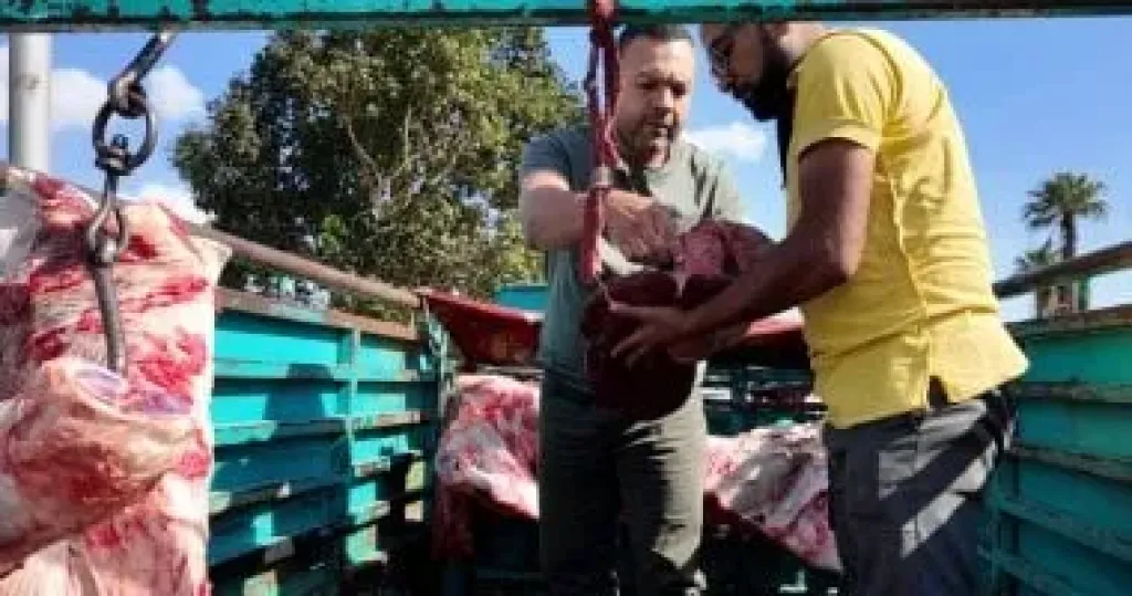 محافظ الإسماعيلية يستوقف سيارة نقل لحوم مخالفة ويوجّه باتخاذ إجراءات صارمة