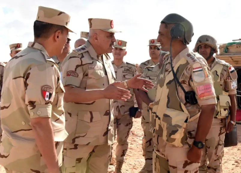 وزير الدفاع يشهد تنفيذ المرحلة الرئيسية للمشروع التكتيكى بجنود بالذخيرة الحية لإحدى وحدات المنطقة الغربية العسكرية..صور