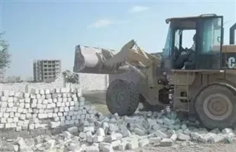 إزالة مبان مخالفة في حي الأزبكية