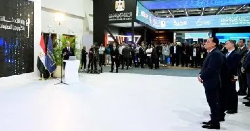 رئيس الوزراء يستمع لعرض تقديمي حول مشروعات وزارة الاتصالات في التحول الرقمي