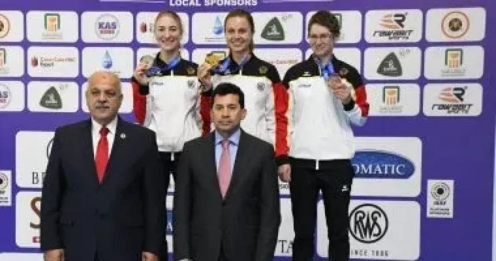 وزير الرياضة يتوج أبطال مصر فى بطولة العالم للرماية 2025