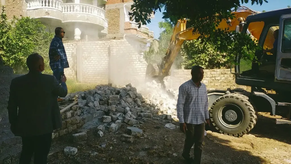 محافظ أسيوط: إزالة 21 حالة تعدي واسترداد 26 فدان ضمن المرحلة الثالثة