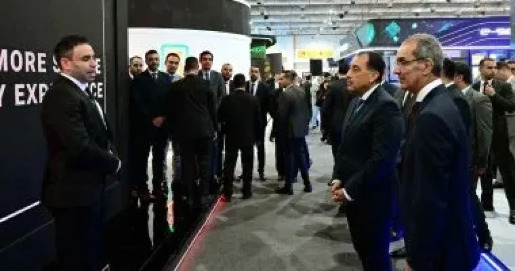 رئيس الوزراء يتفقد أجنحة الجهاز القومي لتنظيم الاتصالات والقومية للبريد
