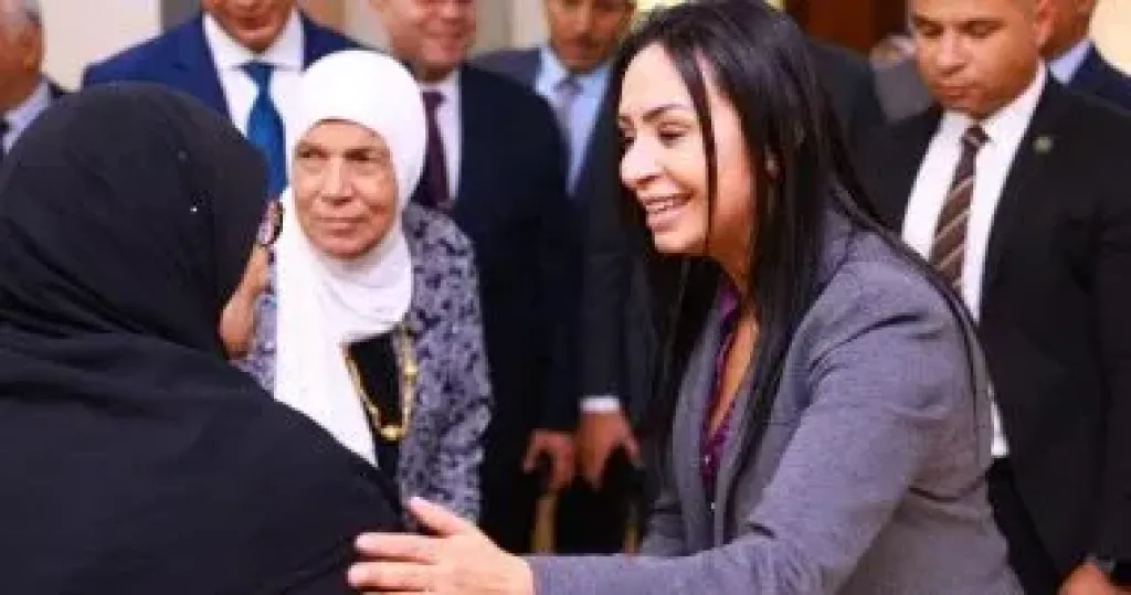وزيرة التضامن تطمئن على الخدمات المقدمة للمسنين بالفيوم