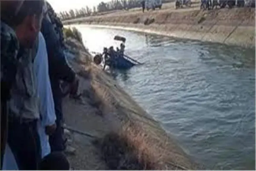 مصرع مسنة وحفيدها وإصابة 7 من أقاربها في انقلاب تروسيكل بترعة بالشرقية