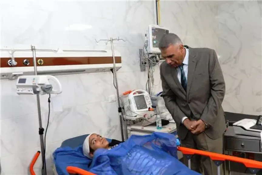 محافظ أسوان يطمئن على حالة الطالبة المصابة فى حادث الأتوبيس