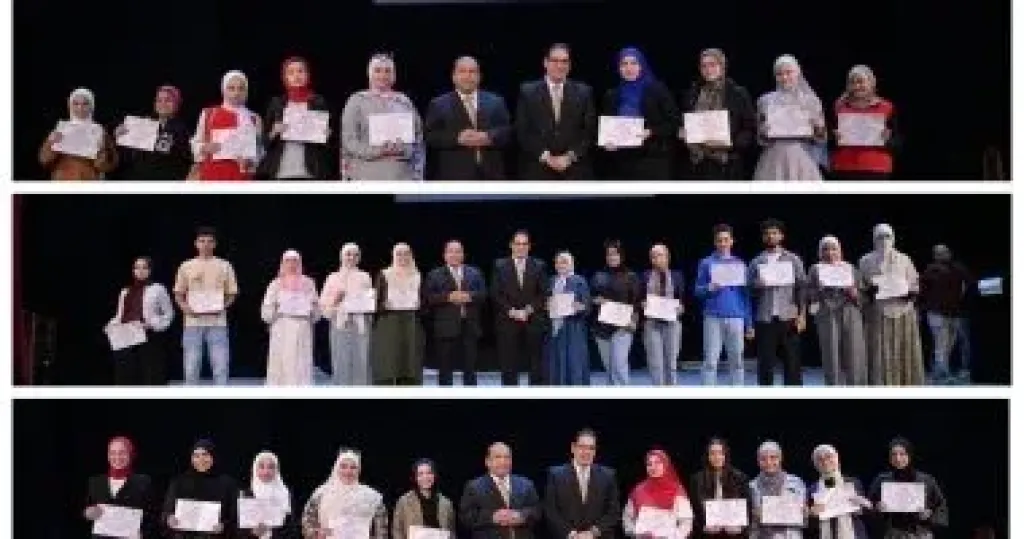 جامعة القاهرة تكرم المشاركين في برنامج تنمية المهارات القيادية لطلاب من أجل مصر