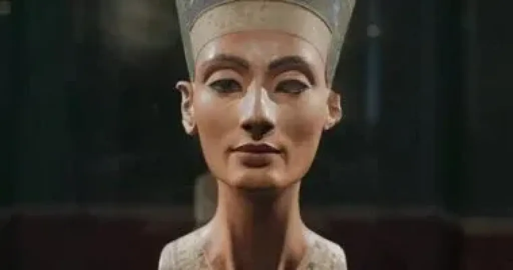 رمز الجمال تمثالها ناقص.. ماذا جرى لعين نفرتيتى الثانية؟