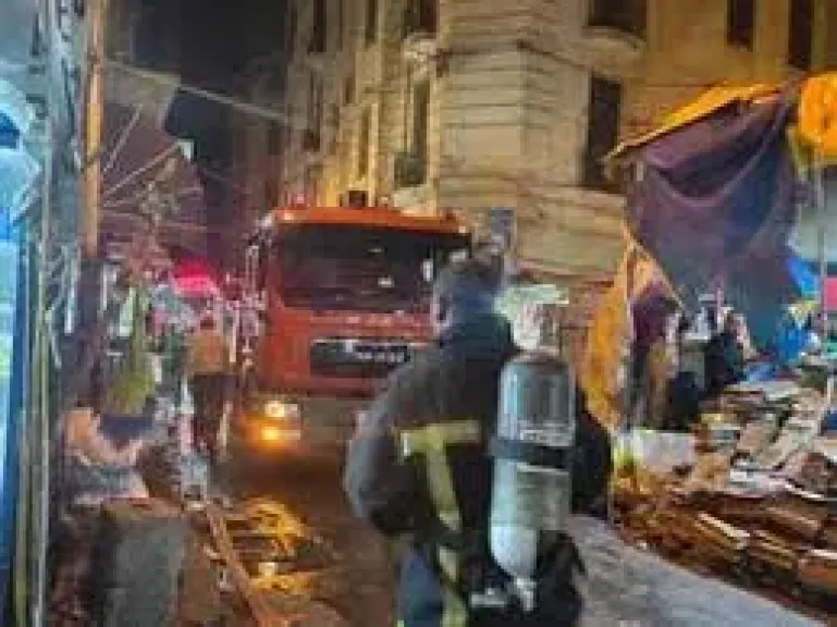 حريق هائل بمنطقة المنشية بالإسكندرية، والحماية المدنية تحاول السيطرة على النيران