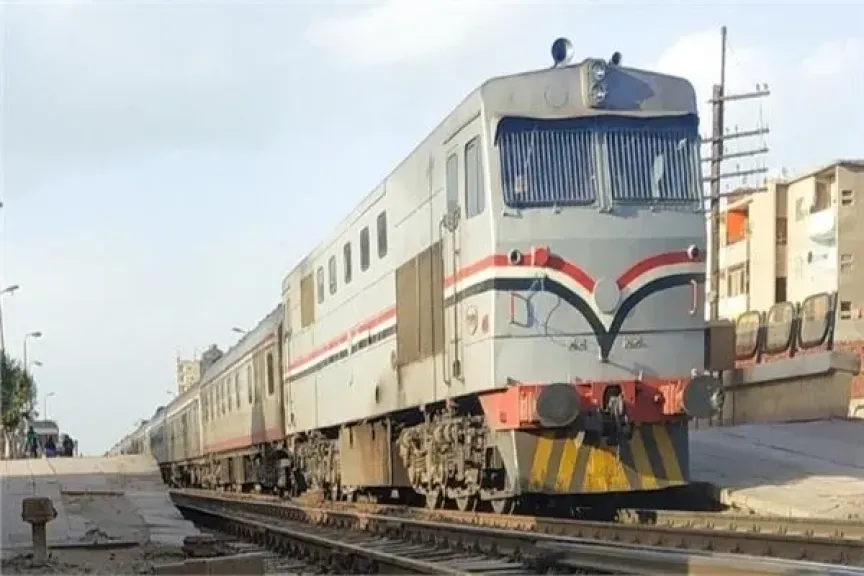 مصرع شخص مجهول الهوية أسفل عجلات قطار الركاب بمحطة كفر الدوار