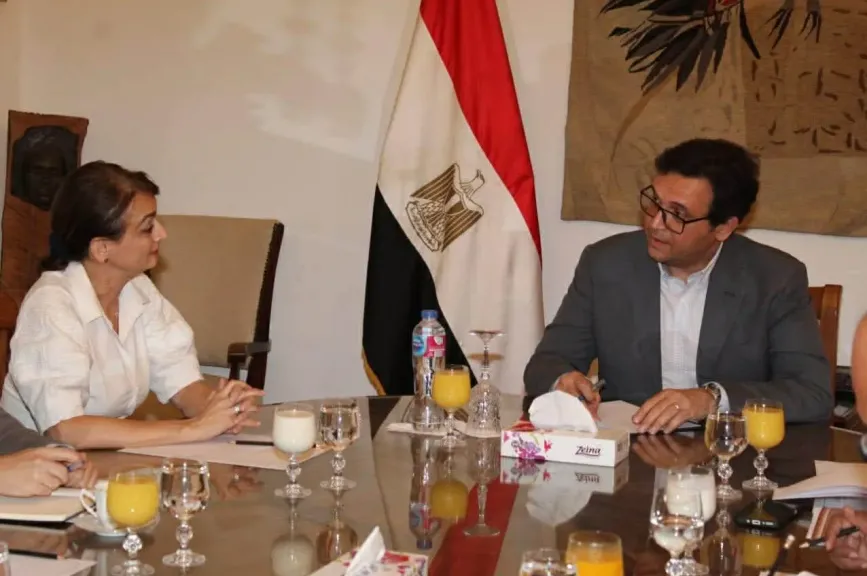 وزير الثقافة يبحث مع سفيرة رومانيا استعدادات مشاركة بلادها كضيف شرف معرض القاهرة للكتاب