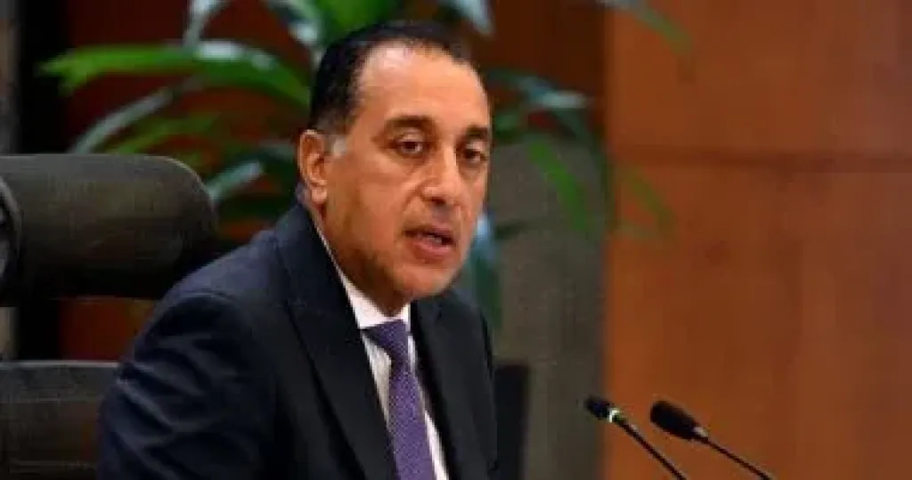 رئيس الوزراء يتفقد مضبوطات ذهبية سلمتها النيابة العامة للبنك المركزى