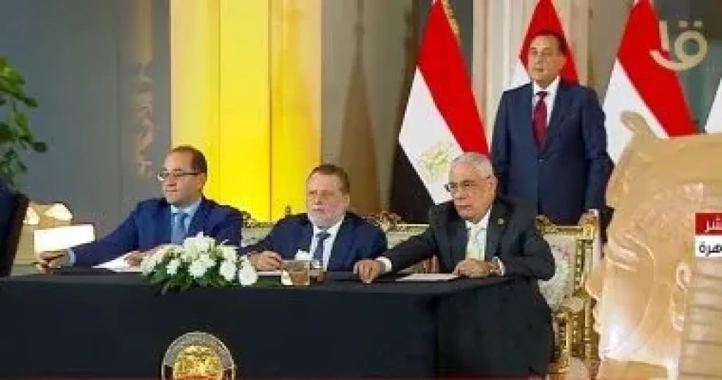 النائب العام يوقع وثيقة تسليم المضبوطات الذهبية للبنك المركزى المصرى