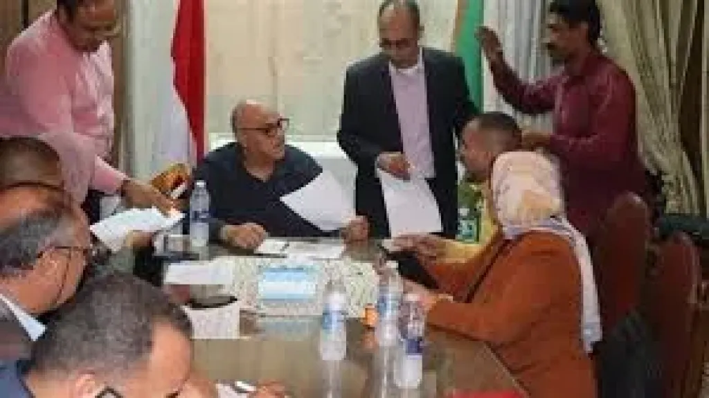 توفير كرسي متحرك وفرص عمل أبرز مطالب المواطنين في لقاء محافظ القليوبية