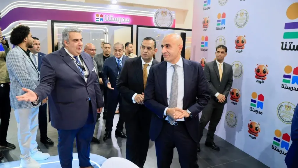 وزير التربية والتعليم يتفقد جناح ”مدرستنا” في معرض ”Cairo ICT”