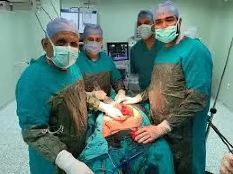 مستشفى التأمين الصحي ببني سويف ينجح في استئصال ورم سرطاني ضخم لمُسن