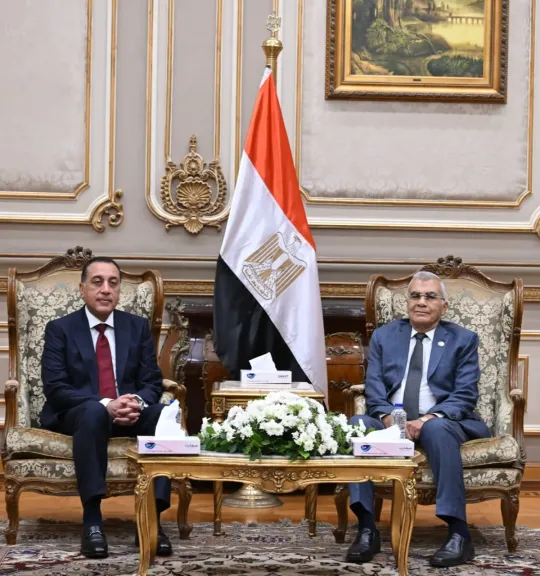 رئيس الوزراء يهنئ رئيس الشيوخ ويؤكد استمرار التنسيق بين الحكومة والبرلمان