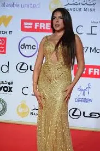ناهد السباعي بإطلالة ذهبية على ريد كاربت ”بنات الباشا” بالقاهرة السينمائي