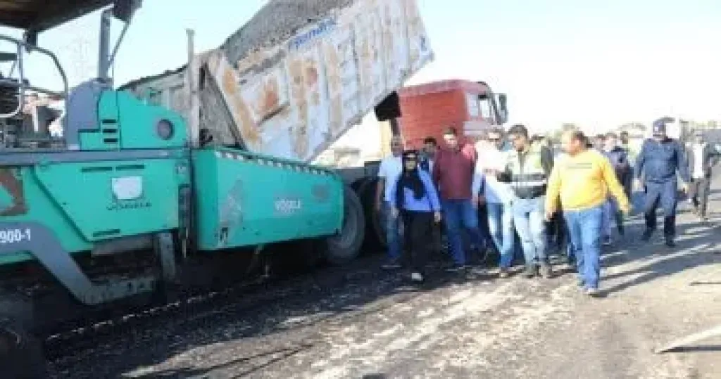 محافظ السويس يتفقد أعمال رصف طريق الزرقان بحي الجناين