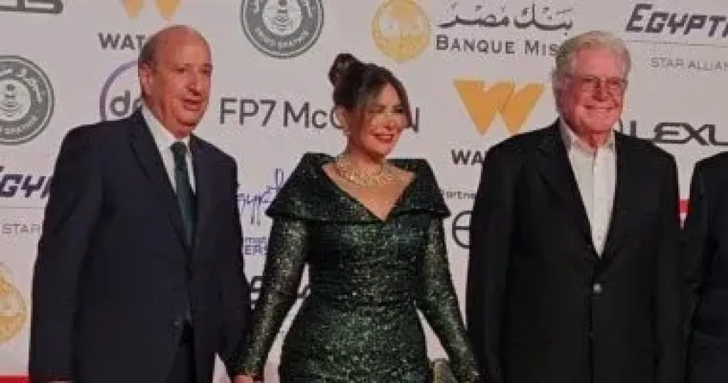 حسين فهمى يستقبل صابرين وزوجها على ريد كاربت فيلم بنات الباشا بمهرجان القاهرة