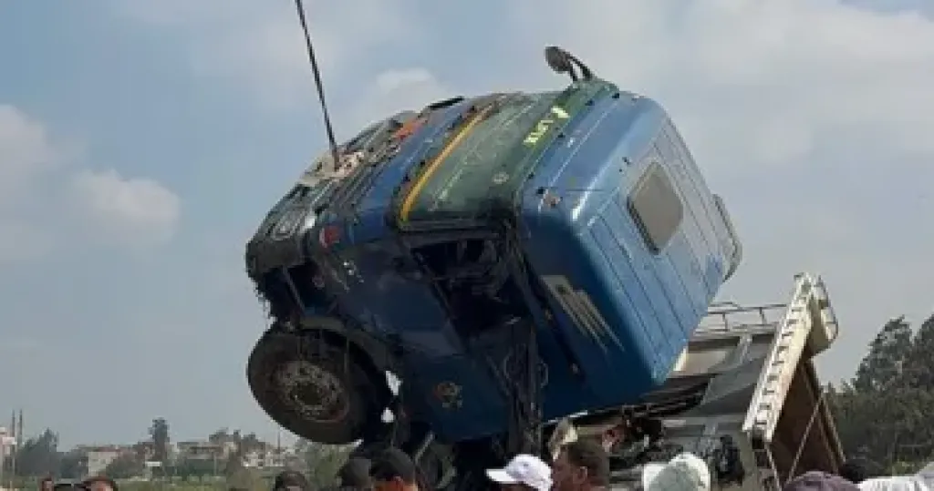 مصرع مواطن وإصابة 2 في إنقلاب تريلا بالطريق الصحراوى الشرقى بمدخل منطقة البغدادى