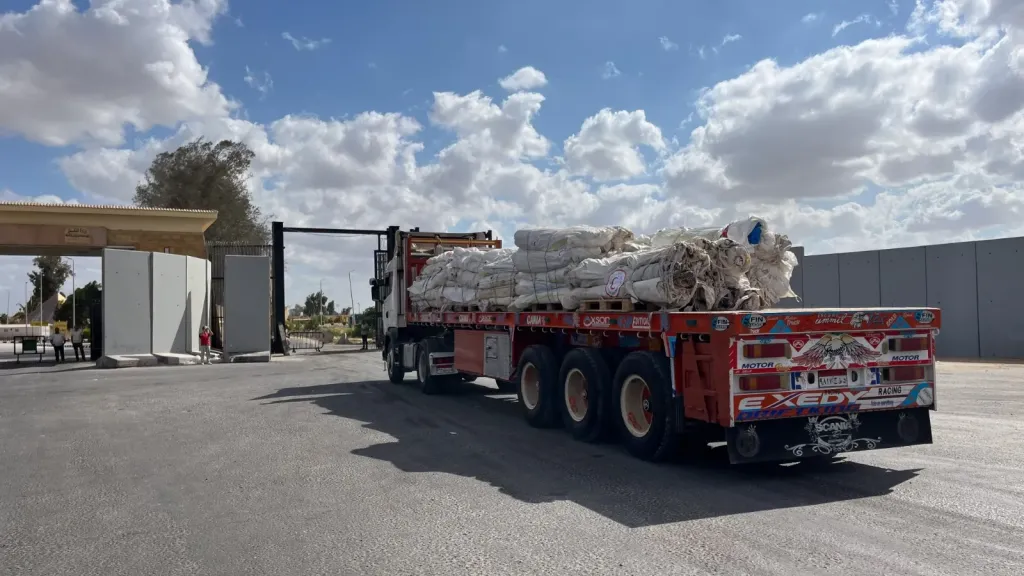 الهلال الأحمر المصري يسيّر قافلة «زاد العزة» الـ76 محمّلة بـ 9500 طن مساعدات عاجلة ومستلزمات شتوية لدعم أهالي غزة