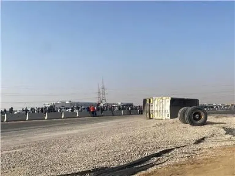 إنقلاب شاحنة محملة بمواد محجرية بطريق السويس