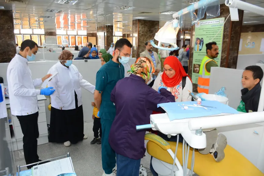 جامعة أسيوط تطلق قافلة طبية متخصصة لعلاج أسنان الأطفال بكلية طب الأسنان
