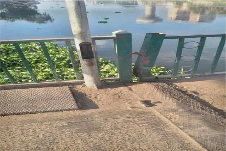 مصرع طفل اختناقا بين فواصل معدية بالمحلة الكبرى أثناء مشاهدته لورد النيل