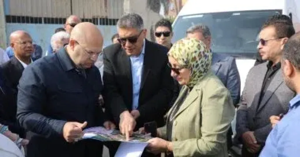 محافظ الجيزة يتفقد مشروعات تطوير الطرق.. ويؤكد: تحسين كفاءة المحاور أولوية