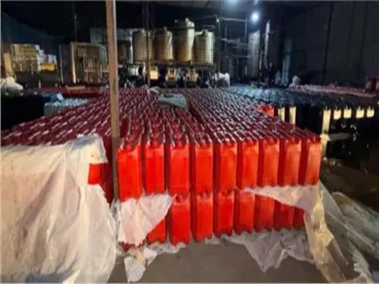 ضبط مصنع بدون ترخيص لإعادة تدوير زيوت محركات السيارات بالجيزة