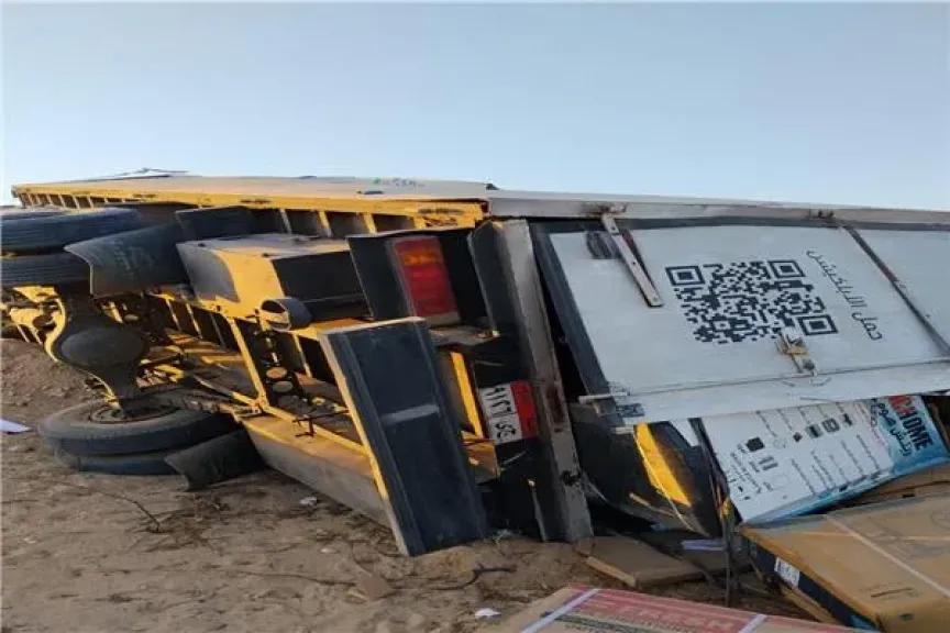 انقلاب سيارة محملة بأجهزة كهربائية بـ صحراوي قنا