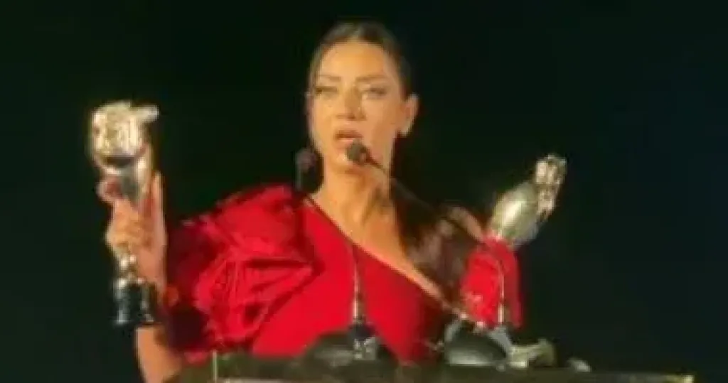 رضوى الشربيني تفوز بجائزة أفضل مذيعة مرأة وأفضل برنامج هى وبس على DMC