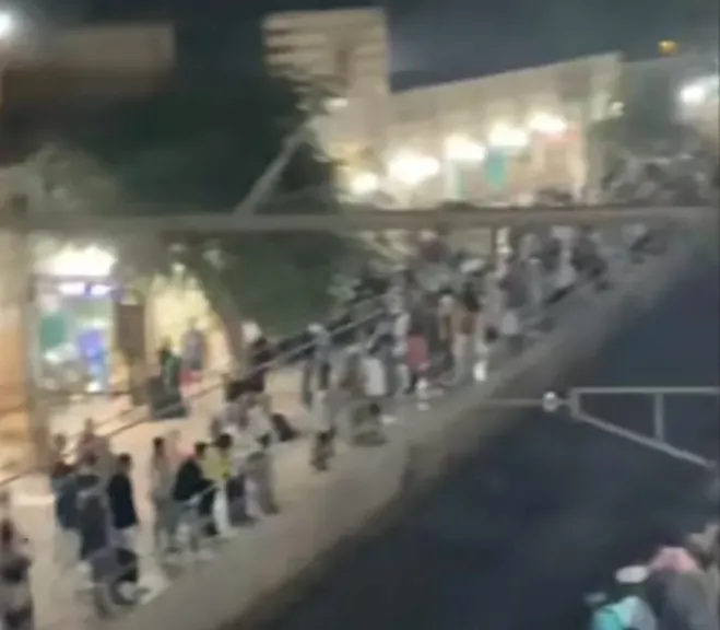 شاب يلقى بنفسه أمام..قطار مترو الانفاق  وتوقف الحركة 15دقيقة