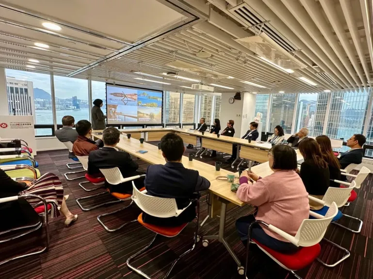 نائب وزير السياحة تبحث مع المستثمرين في مجال الفنادق في هونج كونج سبل التعاون