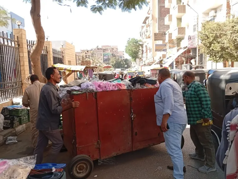 محافظ أسيوط: حملات لإزالة الإشغالات وتعديات الباعة الجائلين بشوارع منفلوط