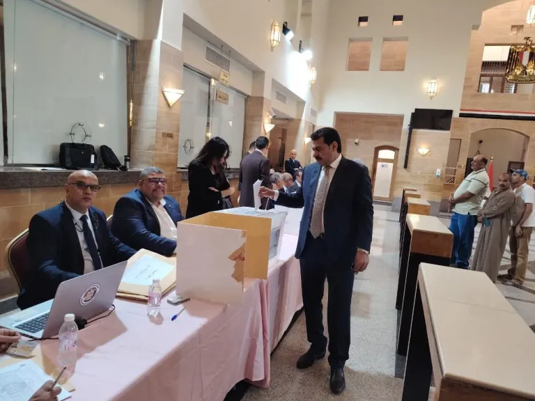 المهندس ياسر الحفناوي مرشح القائمة الوطنية عن حزب الجبهة يدلي بصوته في انتخابات مجلس النواب